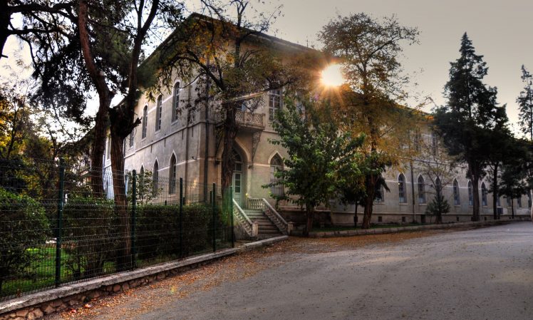 ŞEHİR HAKKI İÇİN KOCA MEKTEP’E DOKUNMA…