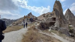 Yol için peribacaları iş makineleriyle yıkılıyor