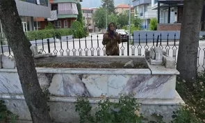 YOL ORTASINDA BİR GARİP MEZAR…