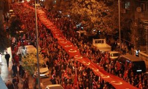 BALKONLARA TÜRK BAYRAKLARI ASIN…